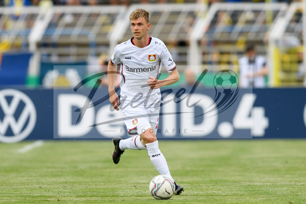 LLELEV20210807_118 | Fussball, Herren: Daley Sinkgraven (Bayer 04 Leverkusen) in Aktion, am Ball, Einzelaktion beim Spiel der 1. Runde im DFB-Pokal zwischen 1. FC Lokomotive Leipzig und Bayer 04 Leverkusen im Bruno-Plache-Stadion am 07.08.2021 in Leipzig, Deutschland.DFB / DFL REGULATIONS PROHIBIT ANY USE OF PHOTOGRAPHS AS IMAGE SEQUENCES AND/OR QUASI-VIDEO. - Realisiert mit Pictrs.com