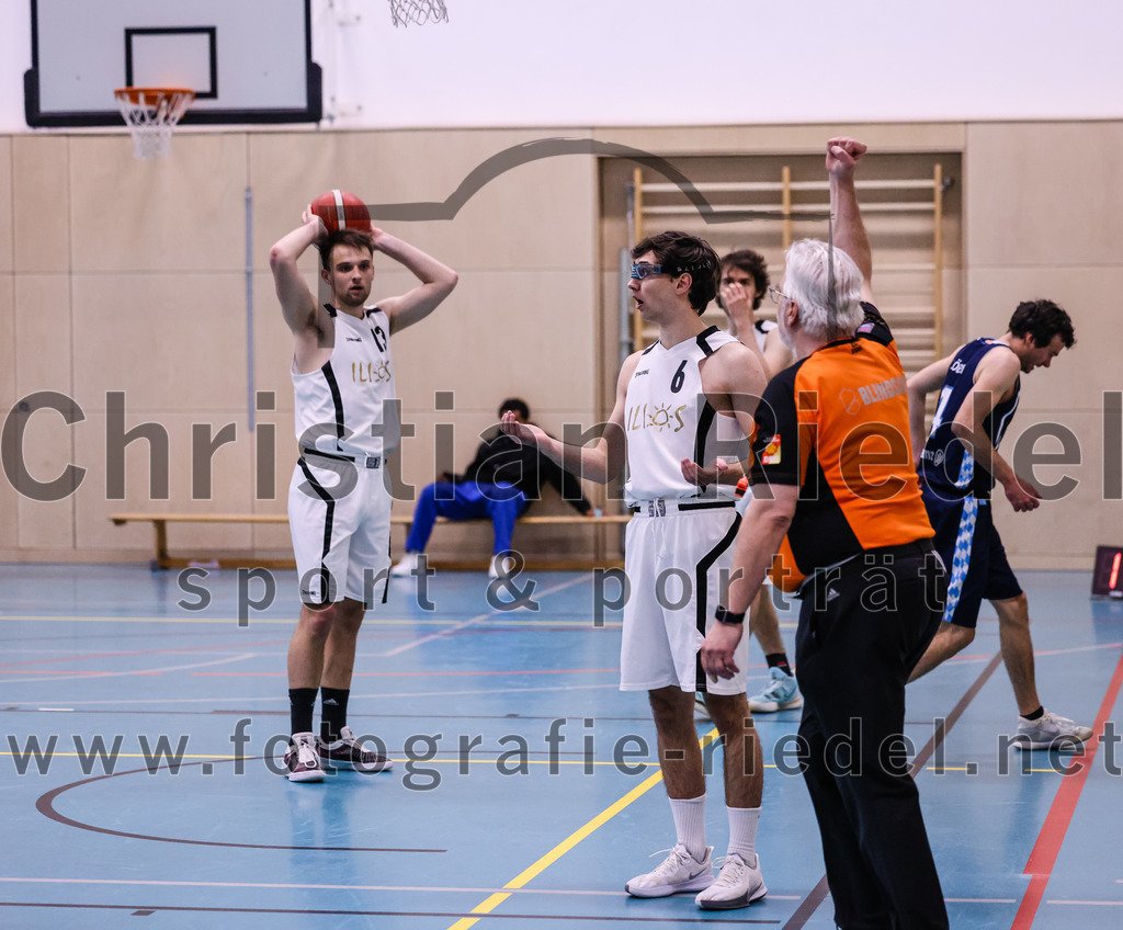 2022-04-03_041_TSV_Vaterstetten_gegen_SV_Weissblau-Allianz_Muenchen | Vaterstetten, Deutschland, 03.04.2022:
Basketball, Bezirksoberliga Herren 2021 / 2022, 14. Spieltag, TSV Vaterstetten gegen SV Weißblau-Allianz München, Endergebnis: 86:54

Konstantin Huber (TSV Vaterstetten, #13), Maximilian Rothe (TSV Vaterstetten, #6)

Foto: Christian Riedel / fotografie-riedel.net