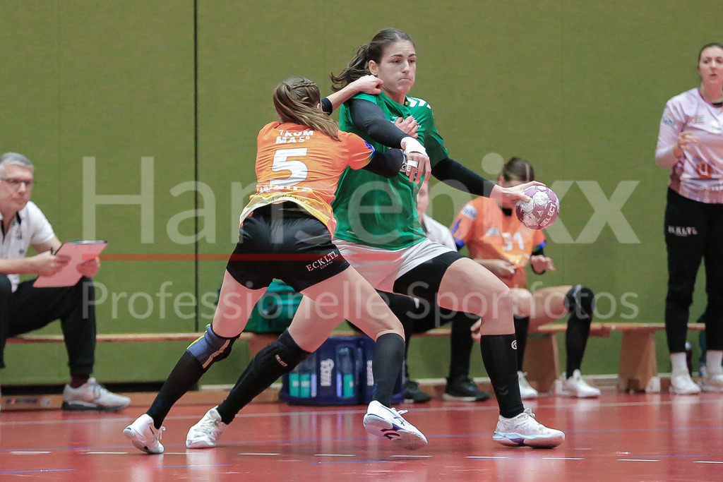 Handball, 2. Bundesliga Frauen, SV Werder Bremen - HCD Gröbenzell | v.li.: Kirsten Walter (HCD Gröbenzell, 5) und Anna Lena Bergmann (SV Werder Bremen, 25) im Zweikampf, Duell, Spielszene, Aktion, Action