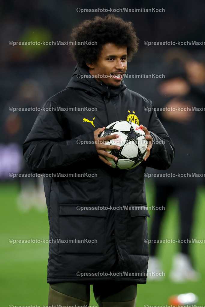 BVB01102402264 | 01.10.2024, Fußball, UEFA Champions League, Borussia Dortmund - Celtic Glasgow, 2. Spieltag, Signal Iduna Park, Saison 2024 2025: Karim Adeyemi (BVB #27) sichert sich nach dem 7:1 Sieg den Spielball