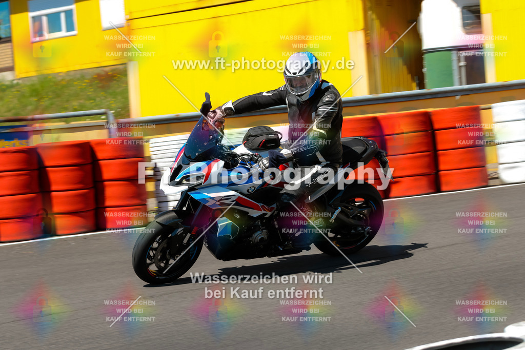Moto-TeamOBK-22010 | Hier findet Ihr Bilder von Touristenfahrten auf der Nürburgring Nordschleife oder von anderen Veranstaltungen die ich besucht habe. Viel Spass beim Durch Schauen 