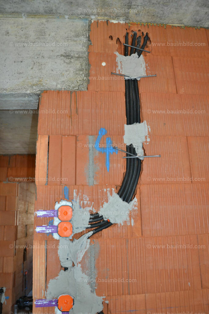 bib-lg17-elektroinstallation-0146 | Nach LV-Leistungsgruppen sortierte Detailfotos über den Bau eines Hauses. Alle Hausbau-Bilder direkt vom Urheber und Autor der Website Haus-Selber-Bauen.com