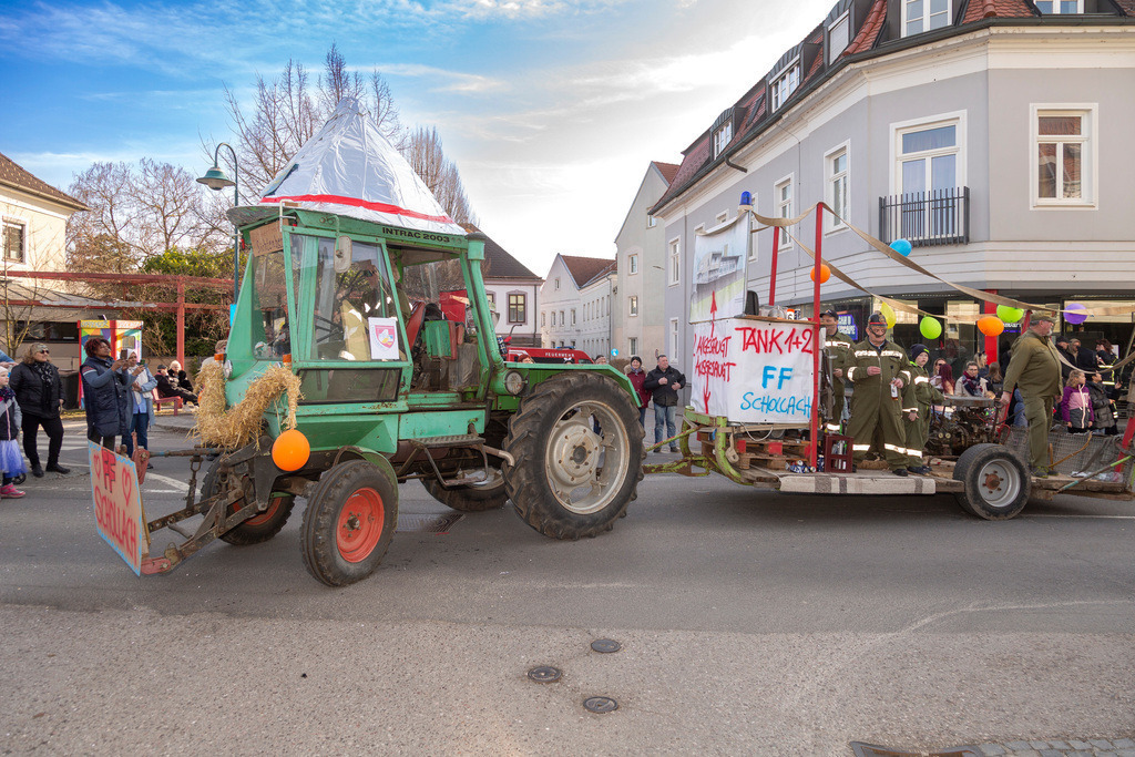 Umzug2025-179_9860 | Fotostrecke: FASCHINGSUMZUG 2025 in Loosdorf. 22 Masken(gruppen)-Teilnehmer: Loosdorfer Vereine, Wirtschaftstreibende, Gemeindeabordnungen sowie Kreditinstitute. rund 700 Besucher entlang der Hauptstrasse. Veranstaltungs-Sicherung durch Mannschaft der FF-Loosdorf mit schwerem Gerät. Maskenprämierung am EKZ-Platz durch Bgm. Thomas Vasku in den Kategorien: Bester Festwagen (Fa. gkonzept-Groissenberger; Beste Personengruppe-ASK-Loosdorf; Beste Einzelperson; Weiteste Anreise-FF Schollach;