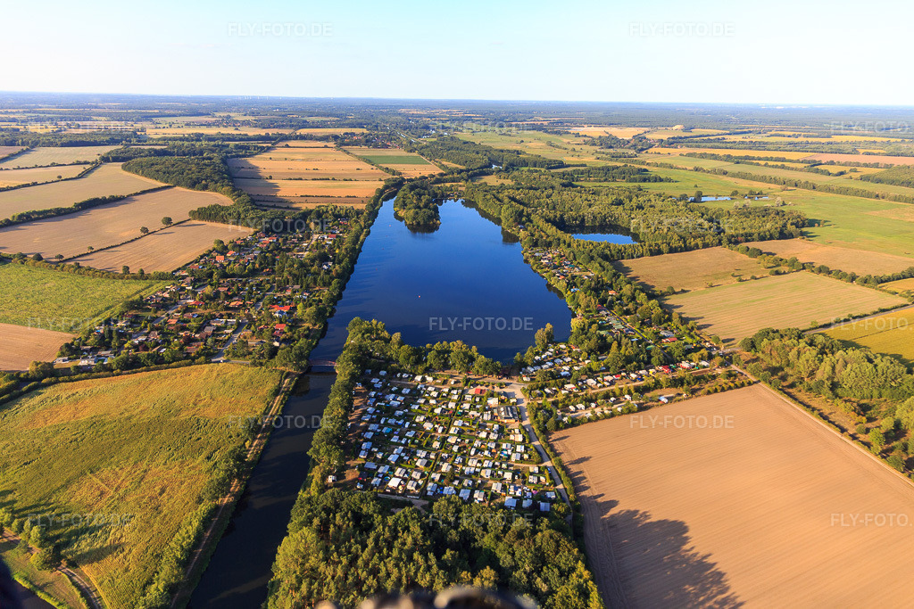 Luftbild: Camping Lanzer See in Basedow im Bundesland Schleswig-Holstein in Deutschland. – Foto: IMG_110459.jpg vom 21.08.2018 durch Werner Riehm/FLY-FOTO.de – Auflösung des Originals: 5472 x 3648 px – LanzerSee