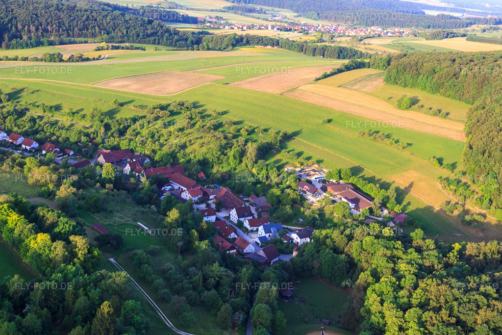 Luftbild: Dorfansicht aus Norden im Ortsteil Kirchen in Ehingen im Bundesland Baden-Württemberg in Deutschland. Foto: IMG_67599.jpg vom 09.06.2014 durch Werner Riehm/FLY-FOTO.de
