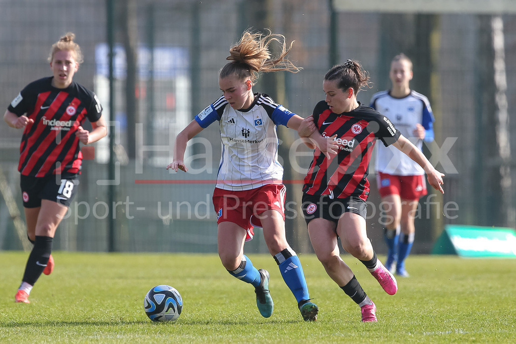 Fussball, 2. Frauen-Bundesliga, Hamburger SV - Eintracht Frankfurt II | v.li.: Svea Stoldt (Hamburger SV, 8) und Jonna Brengel (Eintracht Frankfurt II, 32) im Zweikampf, Duell, Dynamik, Aktion, Action, Spielszene, DIE DFB-RICHTLINIEN UNTERSAGEN JEGLICHE NUTZUNG VON FOTOS ALS SEQUENZBILDER UND/ODER VIDEOÄHNLICHE FOTOSTRECKEN. DFB REGULATIONS PROHIBIT ANY USE OF PHOTOGRAPHS AS IMAGE SEQUENCES AND/OR QUASI-VIDEO.
