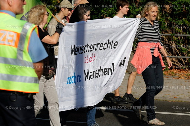 20240907-_11A2477-parteitag-afd-hofheim-HEN-FOTO | 07.09.2024 Landesparteitag der AfD in Hofheim am Taunus in der Stadthalle mit Protest Kundgebungen gegen Rechtsruck Rechtspopulismus Fest der Demokratie Foren Mahnwachen Menschenkette organisiert von "MTK gegen Rechts" (über 70 Organisationen) (Foto: Peter Henrich) - Realisiert mit Pictrs.com