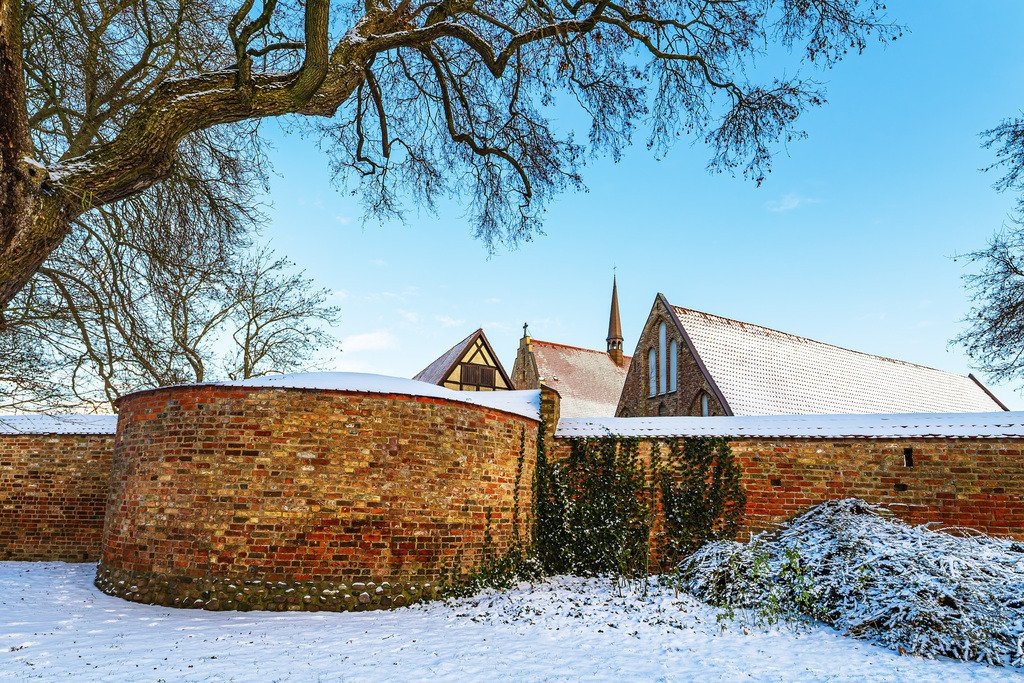 Blick auf das Kloster zum Heiligen Kreuz und die Stadtmauer im Winter in der Hansestadt Rostock | Blick auf das Kloster zum Heiligen Kreuz und die Stadtmauer im Winter in der Hansestadt Rostock.