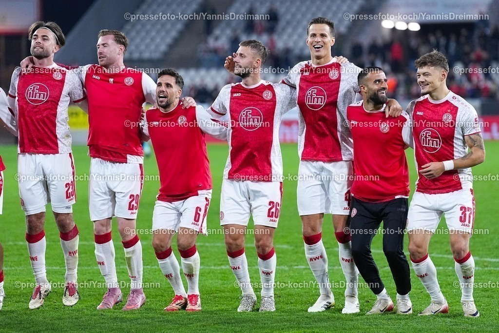 xYDR01102501074 | 01.10.2025, xydrx, Fußball, 3.Liga, Rot-Weiss Essen - TSG 1899 Hoffenheim II, Saison 2025 2026, Stadion an der Hafenstraße: Kaito Mizuta (Rot-Weiss Essen #24) Jose-Enrique Rios Alonso (Rot-Weiss Essen #23) Jannik Mause (Rot-Weiss Essen #29) Ahmet Arslan (Rot-Weiss Essen #6) Torben Muesel (Rot-Weiss Essen #26) Michael Schultz (Rot-Weiss Essen #4) Ramien Safi (Rot-Weiss Essen #7) Jannik Hofmann (Rot-Weiss Essen #37)   jubeln nach dem 3:1 Sieg DFB regulations prohibit any use of photographs as image sequences and or quasi-video.