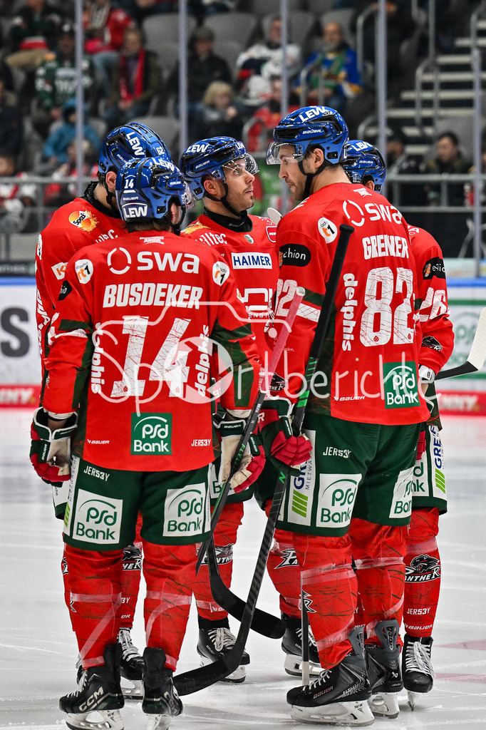 Augsburger Panther - Schwenninger Wild Wings | AUGSBURG, DEUTSCHLAND - 2. NOVEMBER: das Team der Panther bespricht sich nochmal vor Drittelbeginn beim Ligaspiel zwischen den Augsburger Panthern und den Schwenninger Wild Wings am 17. Spieltag der Penny DEL im Curt Frenzel Stadion am 02.11.2025