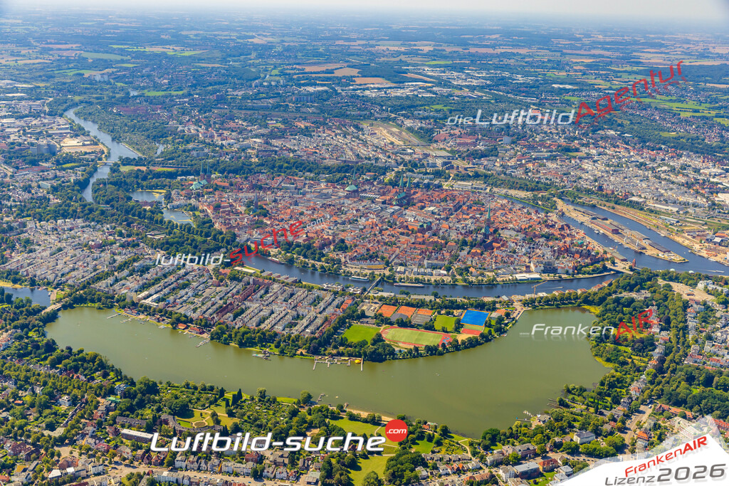 Lübeck Bild- Das Luftbild wurde 2025 vom UL-Flugzeug heraus erstellt ( keine Drohne bzw. Drohnenaufnahme ) - Hochauflösende Luftaufnahme -Nicht vergleichbar mit Google Maps oder Satelittenbilder- Die Geschenkidee !Mit Lizenz und Bildrechte bestellbar - CC