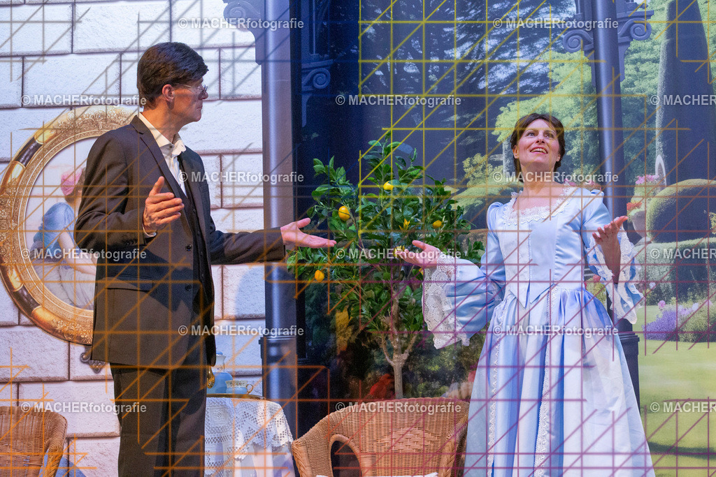 396_MFL-2025 | Portraitbilder von Regisseur; Darsteller; Techniker; Maske; Kostüme; Chor; Musiker; Bilderserie der Generalprobe und der Premierenvorstellung, Szenenbilder; Ausdrucksstudien; Bühnenüberblick; Bühnenkulissen; Pressefotos inkl. Redaktionsfoto Darstellergruppe.