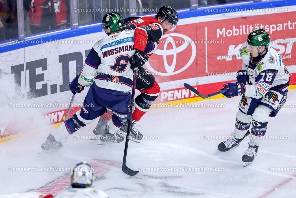 KEC15042601059 | 15.04.2026, Eishockey, DEL Halbfinale Play-Offs, Kölner Haie - Eisbären Berlin, Spiel 4, Lanxess-Arena Köln: Kai Wissmann (Eisbären Berlin #06) Jonas Müller (Eisbären Berlin #18) im Zweikampf gegen  Louis-Marc Aubry (Kölner Haie #15) 