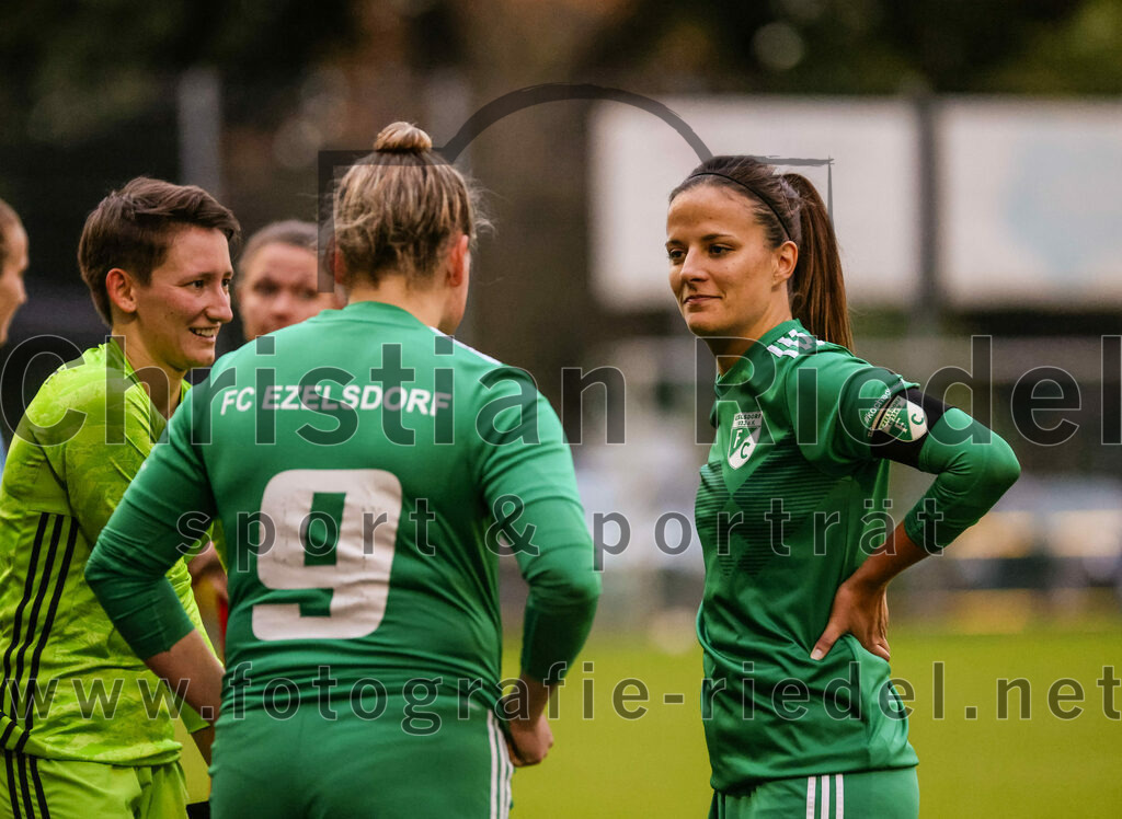 2023-10-21_003_FC_Forstern_gegen_FC_Ezelsdorf | Forstern, Deutschland, 21.10.2023:
Fußball, Frauen Bayernliga 2023 / 2024, 8. Spieltag, FC Forstern gegen FC Ezelsdorf, Endergebnis: 2:1

Franziska Dirner (FC Ezelsdorf, #9), Julia Hirschmann (FC Ezelsdorf, #3)

Foto: Christian Riedel / fotografie-riedel.net