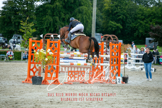 IMG_5754 | Deine Turnierfotos vom Reitturnier online kaufen: Dressur, Springen & Siegerehrung. Professionelle Pferdefotografie aus dem Rheinland – als Download & Print.Alternative: Turnierfotograf für den Pferdesport: Finde deine Fotos von Dressur- und Springturnier