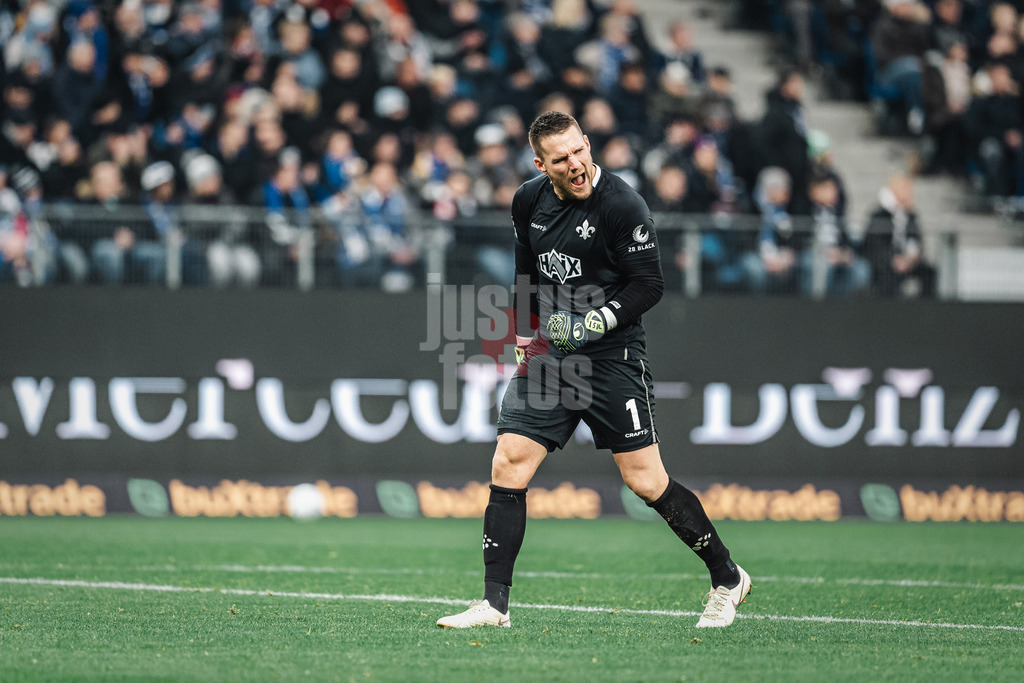 Fußball | Männer | Saison 2024/2025 | 2. Fußball-Bundesliga | 15. Spieltag | Hamburger SV vs. SV Darmstadt 98 | 08.12.2024 | Marcel Schuhen (#1, SV Darmstadt 98) jubelt nach dem 2:2 Tor