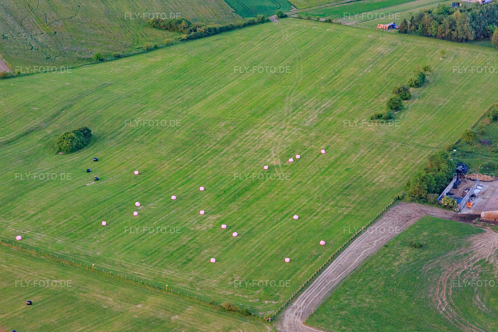 Luftbild: gemähte Wiese mit runden Heuballen in Bining im Bundesland Moselle in Frankreich. – Foto: IMG_107424.jpg vom 19.05.2018 durch Werner Riehm/FLY-FOTO.de – Auflösung des Originals: 4755 x 3170 px