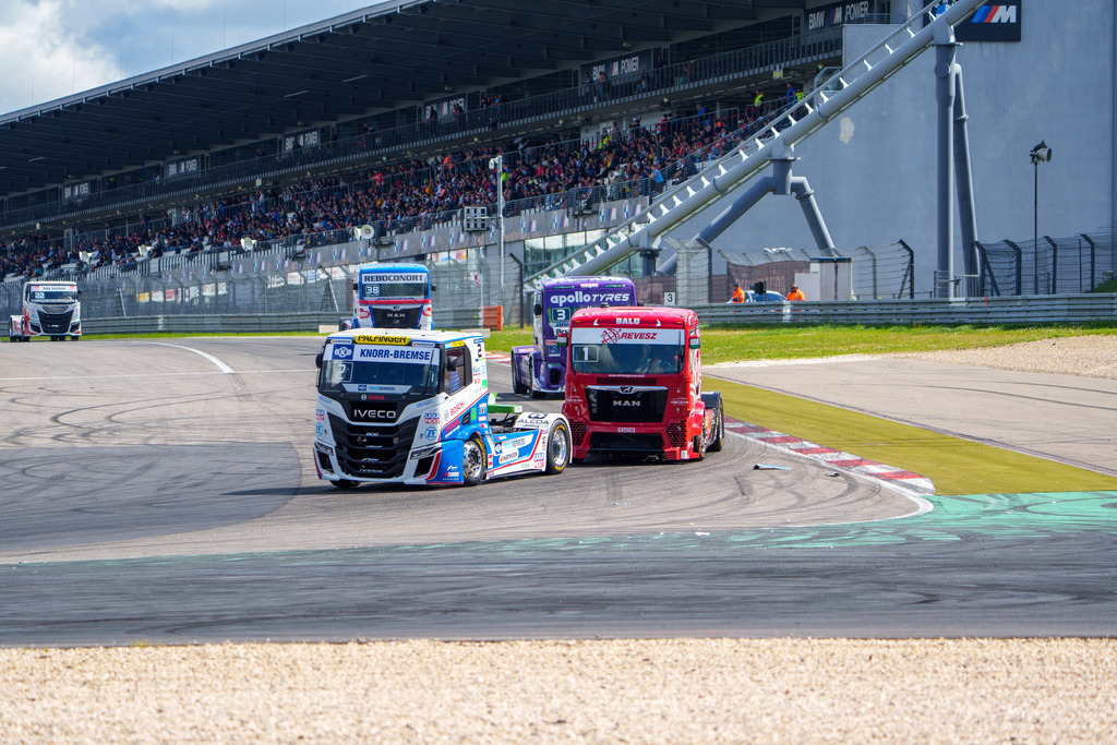 A7408230 | 14.07.2024 Goodyear FIA European Truck Racing Championship (ETRC) NürburgringBild: Zweikampf um die Führung zwischen #2 Jochen Hahn im IVECO und #1 Norbert Kiss im MAN - Realisiert mit Pictrs.com