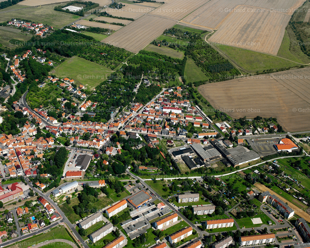 2589427 | SCHLOTHEIM 01.08.2005 Ortsansicht am Rande von landwirtschaftlichen Feldern und Nutzflächen  in Schlotheim im Bundesland Thüringen, Deutschland // Village view on the edge of agricultural fields and land  in Schlotheim in the state Thuringia, Germany Foto: Gerhard Launer