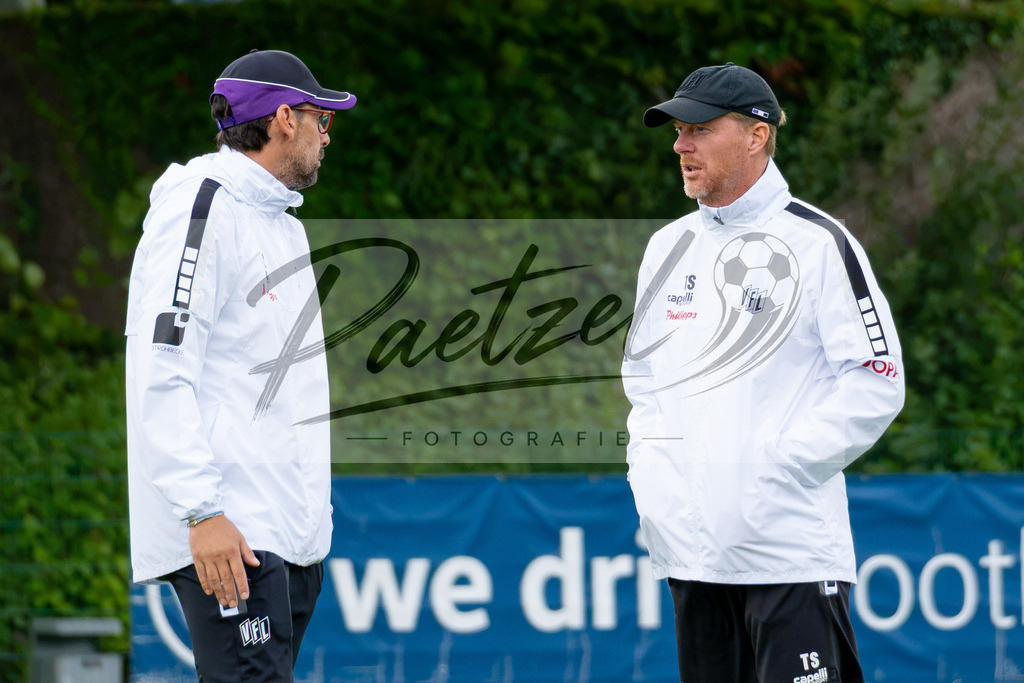 20260909_TRAOSN_0641 | Fußball, Herren: Co-Trainer Ferydoon Zandi (VfL Osnabrück) und Trainer Timo Schultz (VfL Osnabrück) unterhalten sich beim Training des VfL Osnabrück am 09.09.2026 im Sportpark Illoshöhe in Osnabrück, Deutschland.(Foto von Nico Paetzel) - Realisiert mit Pictrs.com
