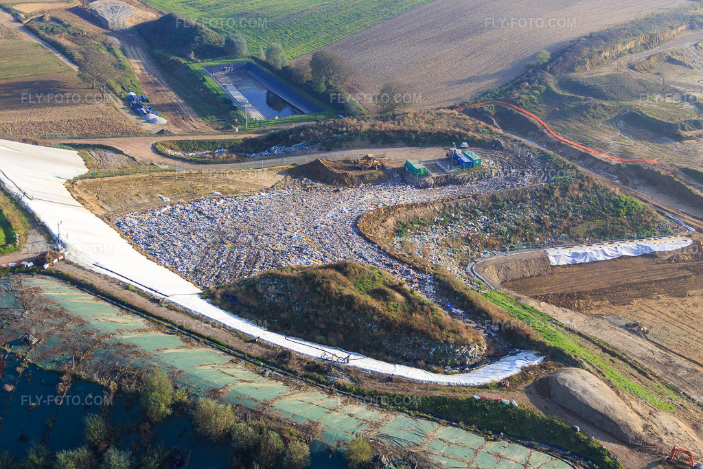 Aerial view: Open landfill Déchèterie de Wintzenbach and Installation de Stockage des Déchets Non Dangereux (ISDND) in Wintzenbach in the state Bas-Rhin, France. – Photo: IMG_075715.jpg taken on 11/01/2014 by Werner Riehm/FLY-FOTO.com – Resolution of the original: 5472 x 3648 px – Déchèterie de Wintzenbach - SMICTOM
