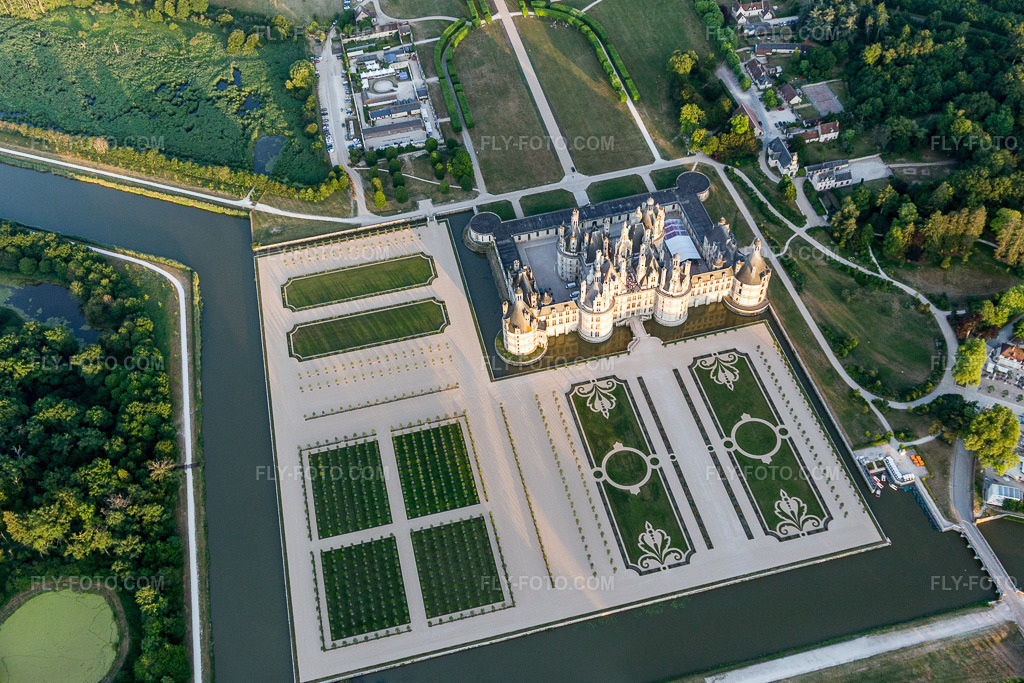 Aerial view: View of the town in Chambord in the state Loir et Cher, France. – Photo: IMG_101062.jpg taken on 06/23/2017 by Werner Riehm/FLY-FOTO.com – Resolution of the original: 4516 x 3011 px
