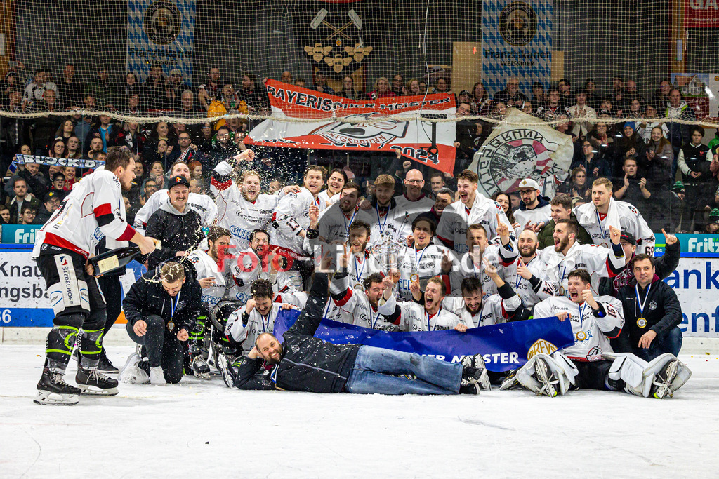 Spiel 3 Finale TSV Peißenberg Miners vs EHC Königsbrunn | Eishockey Bayernliga Playoffs 2023/2024, Spiel 3 Finale TSV Peißenberg Miners vs EHC Königsbrunn, 20240328,
Bayerischer Meister 2024 Bayernliga EHC Königsbrunn, Jubel, Zuschauer,
2024-03-28 in Peißenberg (Eisstadion)
67 David FRANY (EHC 67), 31 David BLASCHTA (EHC Goalie 31), 32 Stefan VAJS (EHC Goalie 32), 3 Simon BESLIC (EHC 3), 13 Luca SZEGEDIN (EHC 13), 15 Lukas HÄCKELSMILLER (EHC 15), 19 Max PETZOLD (EHC 19), 20 Philipp SANDER (EHC 20), 29 Dominic ERDT (EHC 29), 43 Hayden TRUPP (EHC 43), 6 Marco STERNHEIMER (EHC 6), 8 Tim BULLNHEIMER (EHC 8), 21 Florian DÖRING (EHC 21), 24 Dennis TAUSEND (EHC 24), 27 Toms PROKOPOVICS (EHC 27), 28 Mika REUTER (EHC 28), 55 Nicolas BAUR (EHC 55), 69 Leon STEINBERGER (EHC 69), 96 Lukas FETTINGER (EHC 96), 97 Leon HARTL (EHC 97), 98 Julian BECHER (EHC 98)
Copyright: WolfgangxLindner foto-lindner.de