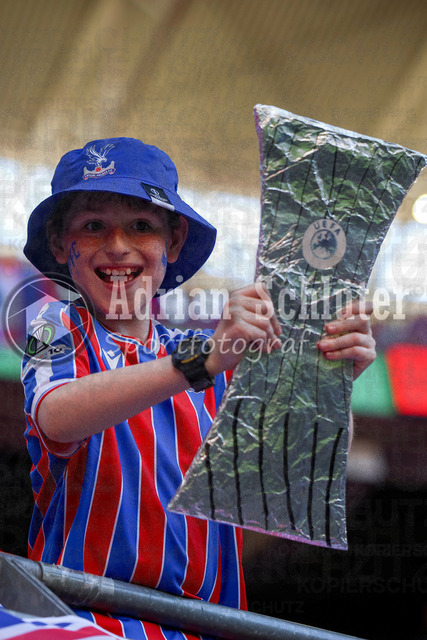 27.05.2026, EUR, Fussball, Herren, Conference League Finale, Saison 2025/2026, Crytsal Palace F.C. - Rayo Vallecano de Madrid | ein Kind und Fan von Crystal Palace  mit einem selbst gebasteltem Pokal