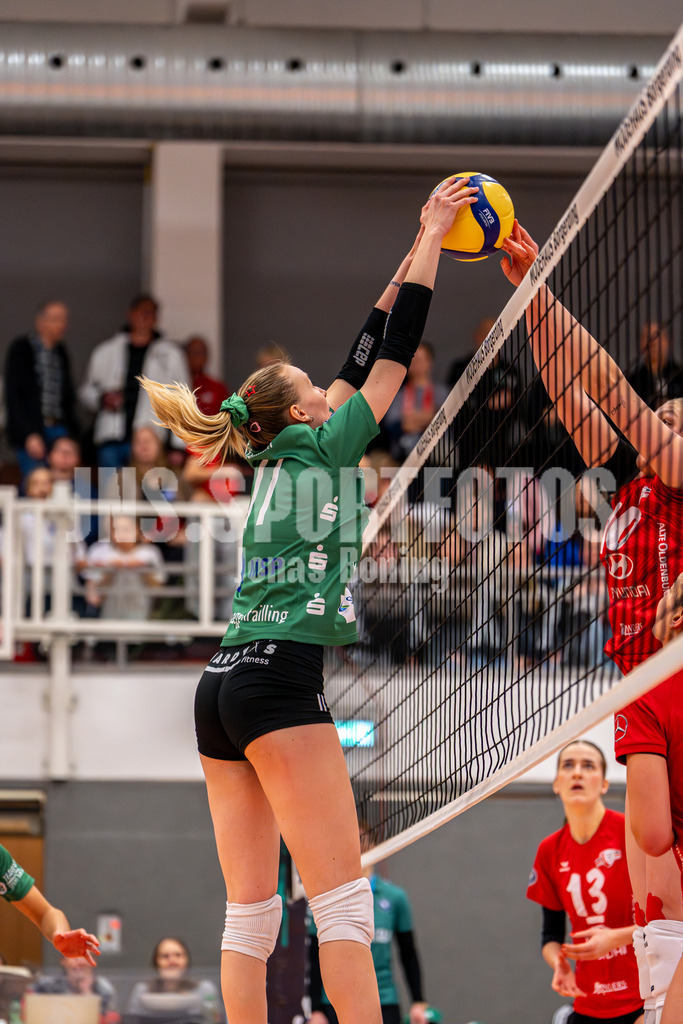 Volleyball I Frauen I Saison 2025-2026 I 2 Bundesliga Pro I 16. Spieltag VFL Oythe - TV Planegg-Krailling-19 | Ann-Kathrin Stichlmair (11,Planegg-Krailling) und Mariele Meyer (10,VFL Oythe) im Duell - Realisiert mit Pictrs.com