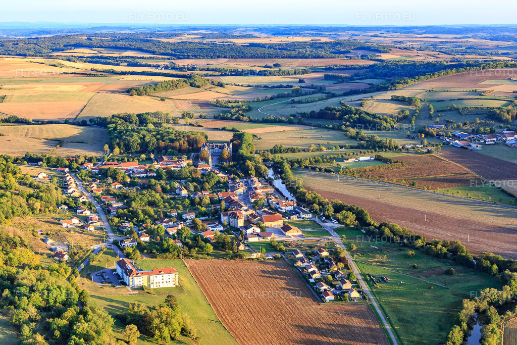 Vue aérienne: Vue de la ville depuis le nord à Haroué dans le département Meurthe et Moselle, France – .Photo: IMG_117899.jpg prise le 14/09/2019 par Werner Riehm/FLY-FOTO.eu – Résolution de l'original: 5472 x 3648 px