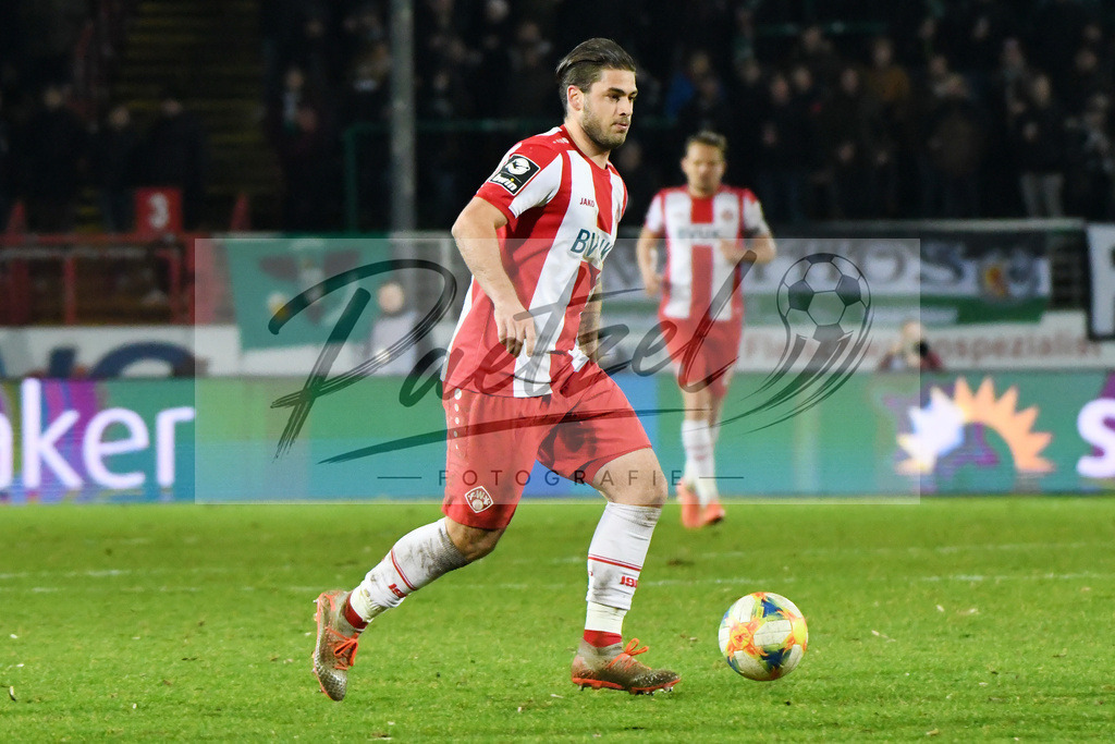 20200214_SCPFWK_0085 | Fussball, Herren: Dominic Baumann (FC Wuerzburger Kickers) in Aktion, am Ball, Einzelaktion waehrend des Spiels der 3. Liga zwischen SC Preussen Muenster und FC Wuerzburger Kickers im Preussenstadion am 14.02.2020 in Muenster, Deutschland.DFB / DFL REGULATIONS PROHIBIT ANY USE OF PHOTOGRAPHS AS IMAGE SEQUENCES AND/OR QUASI-VIDEO. - Realisiert mit Pictrs.com
