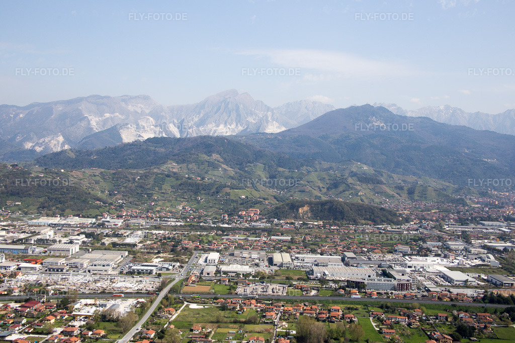 Luftbild: Ortsansicht in Avenza im Bundesland Toscana in Italien. Foto: IMG_087181.jpg vom 04.04.2016 durch Werner Riehm/FLY-FOTO.de