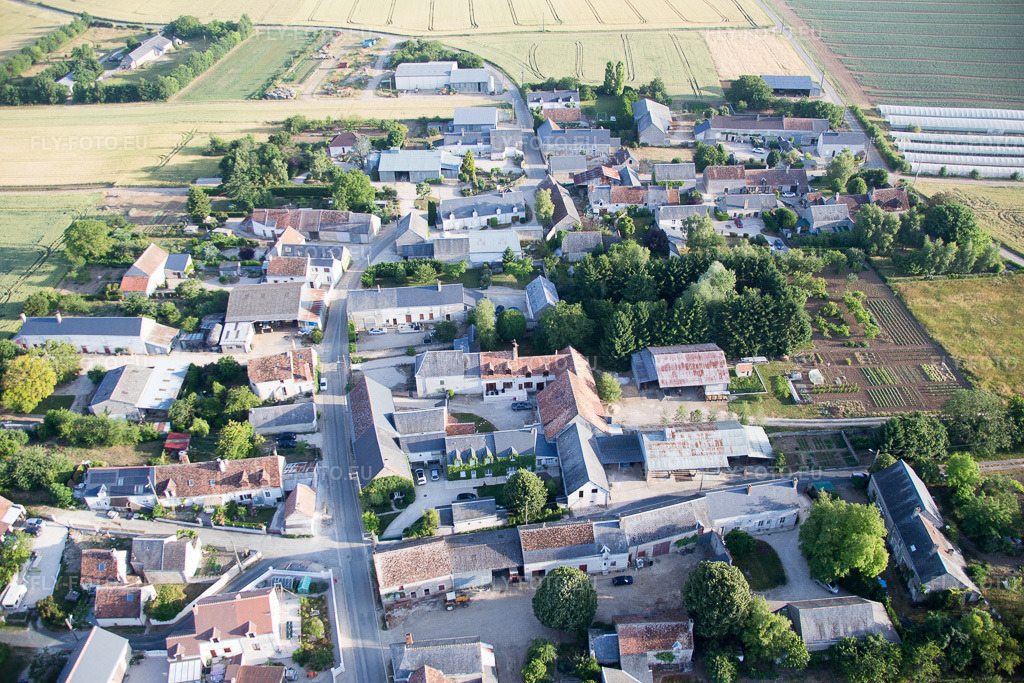 Vue aérienne: Vue de la ville à La Chapelle-Saint-Martin-en-Plai dans le département Loir et Cher, France. Photo: IMG_082521.jpg prise le 21/06/2015 par Werner Riehm/FLY-FOTO.eu – Résolution de l'original: 5472 x 3648 px
