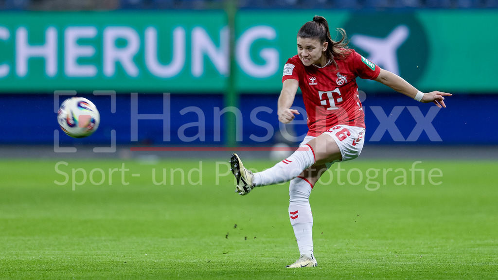 Fussball, Google Pixel Frauen-Bundesliga, Hamburger SV - 1. FC Köln | Martyna Wiankowska (1. FC Köln, 26) am Ball, Freisteller, Einzelbild, Ganzkörper, Aktion, Action, Spielszene, DIE DFB-RICHTLINIEN UNTERSAGEN JEGLICHE NUTZUNG VON FOTOS ALS SEQUENZBILDER UND/ODER VIDEOÄHNLICHE FOTOSTRECKEN. DFB REGULATIONS PROHIBIT ANY USE OF PHOTOGRAPHS AS IMAGE SEQUENCES AND/OR QUASI-VIDEO.