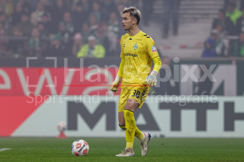Fussball, Bundesliga, SV Werder Bremen - VfL Wolfsburg | Mio Backhaus (Torhüter, Torwart, SV Werder Bremen, 30) am Ball, Freisteller, Einzelbild, Ganzkörper, Aktion, Action, Spielszene, DIE DFL-RICHTLINIEN UNTERSAGEN JEGLICHE NUTZUNG VON FOTOS ALS SEQUENZBILDER UND/ODER VIDEOÄHNLICHE FOTOSTRECKEN. DFL REGULATIONS PROHIBIT ANY USE OF PHOTOGRAPHS AS IMAGE SEQUENCES AND/OR QUASI-VIDEO.