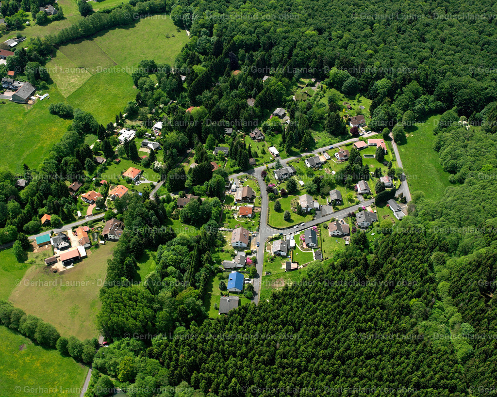 2615367 | OBERWALD 09.06.2006 Wald- Gebiete und Forstflächen umsäumen das Siedlungsgebiet des Dorfes in Oberwald im Bundesland Hessen, Deutschland // Village - view on the edge of forested areas in Oberwald in the state Hesse, Germany Foto: Gerhard Launer