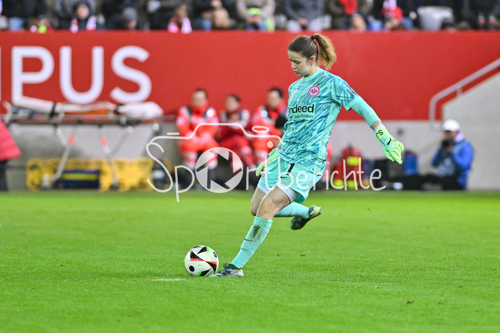 FC Bayern München Frauen - SG Eintracht Frankfurt Frauen | am Ball Stina JOHANNES (Eintracht Frankfurt Frauen 1) / Freisteller / einzelfoto / Google Pixel Frauen Bundesliga: FC Bayern Muenchen - Eintracht Frankfurt, FC Bayern Campus am 04.11.2024