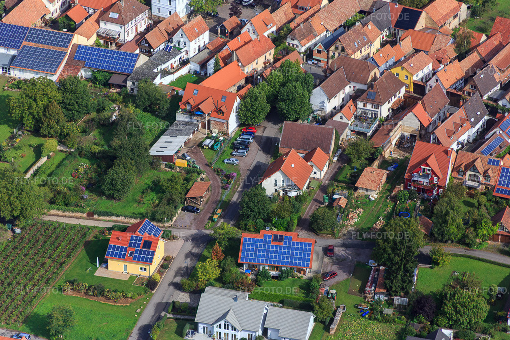 Luftbild: Am Pfarrgarten im Ortsteil Heuchelheim in Heuchelheim-Klingen im Bundesland Rheinland-Pfalz in Deutschland. Foto: IMG_072613.jpg vom 19.09.2014 durch Werner Riehm/FLY-FOTO.deAuflösung des Originals: 5472 x 3648 px