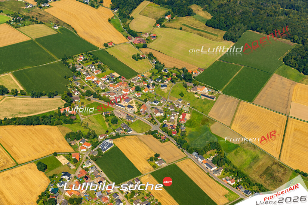 Klassische Luftaufnahme ohne Drohne zeigt:Eininghausen bei Preußisch Oldendorf - Die Luftbildaufnahme wurde 2025 vom UL-Flugzeug heraus erstellt ( keine Drohnenaufnahme ) - Hochauflösende Luftaufnahme -Nicht vergleichbar mit Google Maps oder Satelittenbilder- Die Geschenkidee !Mit Lizenz und Bildrechte bestellbar
