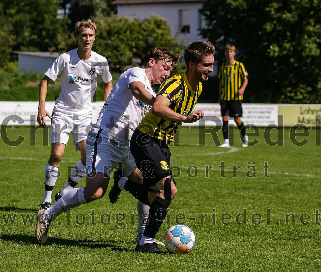 2023-08-19_053_FC_Moosinning_gegen_SV_Reichertsheim | Moosinning, Deutschland, 19.08.2023:
Fußball, Bezirksliga Oberbayern Ost 2023 / 2024, 5. Spieltag, FC Moosinning gegen SV Reichertsheim, Endergebnis: 0:4

Michael Vital (SV Reichertsheim, #17), Maximilian Lechner (FC Moosinning, #11)

Foto: Christian Riedel / fotografie-riedel.net