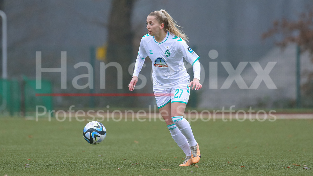 Fussball, Testspiel Frauen, SV Werder Bremen - FC Twente Enschede | v.li.: Nina Lührßen (SV Werder Bremen, 27) am Ball, Freisteller, Einzelbild, Ganzkörper, Aktion, Action, Spielszene