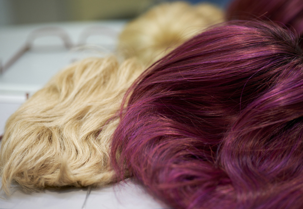 zwei verschiedenfarbige Perücken auf dem Schminktisch | WIen, Austria - February 02, 2023; Star Perückensalon GmbH.; zwei verschiedenfarbige Perücken auf dem Schminktisch. - Realisiert mit Pictrs.com