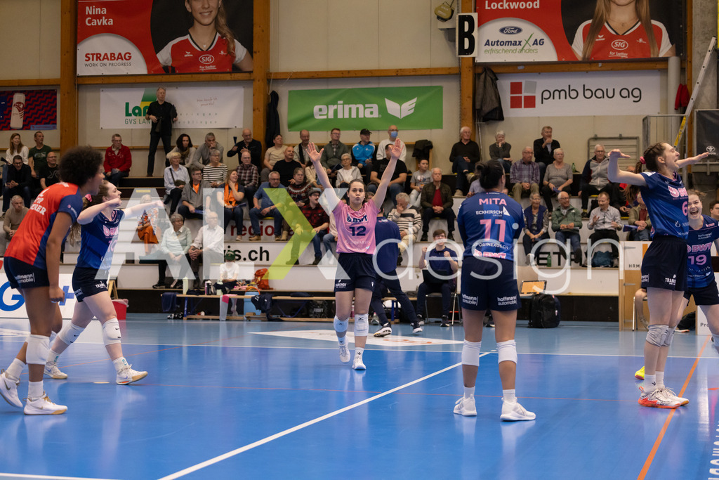 Volleyball I Frauen I Saison 2025-2026 I Volleyball NLA | Women I 1/2 Finals I  VC Kanti Schaffhausen - Sm'Aesch Pfeffingen I 07.03.2026 | Sm'Aesch Pfeffingen Spielerinnenkreis - Realisiert mit Pictrs.com