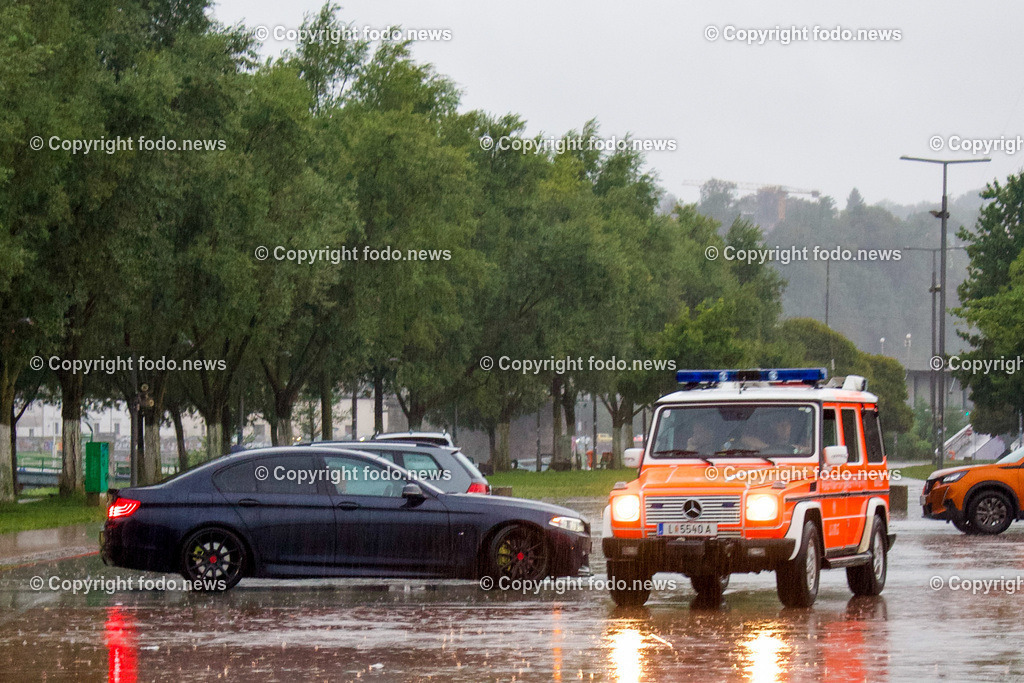 Linz_ Hochwasser_ 28.08.2023-4 | 28.8.2023, Linz, AUT, Urfahr, Hochwasser, im Bild Starkregen, Feuerwehr, parkende Autos, Urfahraner Jahrmarktgelaende