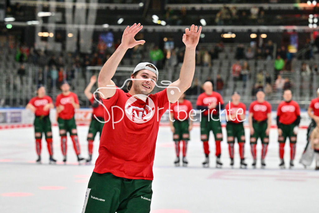 Augsburger Panther - Löwen Frankfurt | Die Spieler des AEV feiern zusammen mit den Fans den Heimsieg gegen Frankfurt / DEL: Augsburger Panther - Löwen Frankfurt, Curt Frenzel Stadiom am 11.10.2024 / D. J. BUSDEKER (Augsburger Panther #14)