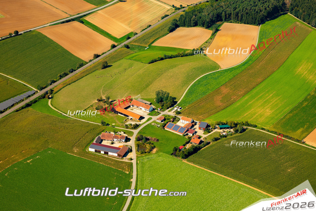 Das Luftbild zeigt : Berghausen Mallersdorf-Pfaffenberg - Die Luftaufnahme wurde 2023 vom UL-Flugzeug aus erstellt ( keine Drohne ) - Hochauflösende Luftaufnahme - Für grossformatige Ausdrucke geeignet. Die Geschenkidee !Mit Lizenz und Bildrechte bestellbar