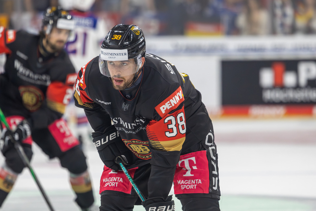 Eishockey-Länderspiel Deutschland gegen USA in Mannheim (letztes Vorbereitungsspiel vor der WM in der Schweiz) | Eishockey-Länderspiel Deutschland gegen USA in Mannheim (letztes Vorbereitungsspiel vor der WM in der Schweiz)***Fabio Wagner (38, Deutschland) beim Warm-Up - Realisiert mit Pictrs.com