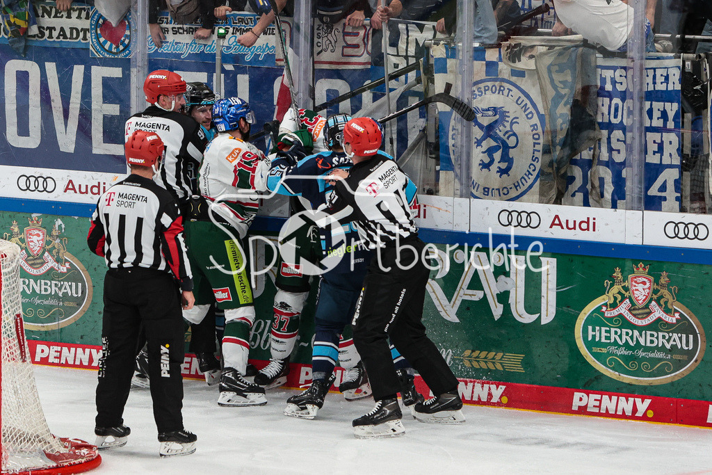 ERC Ingolstadt - Augsburger Panther | Leon HUETTL (ERC #25) und Terry BROADHURST (AEV #37) lassen die FAEUSTE Sprechen