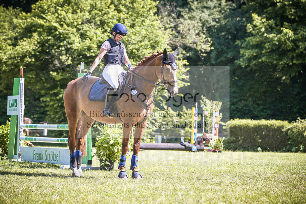 DOS_9523 | Entdecke hochwertige Reitturnierfotos von Foto Oger. Professionell, emotional und authentisch – jetzt Lieblingsmomente im Shop bestellen.Deutschlandweite Turnierfotografie. - Realisiert mit Pictrs.com