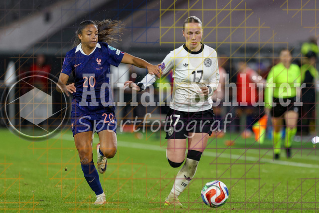Deutschland vs Frankreich - Halbfinale - UEFA Women's Nations League | Düsseldorf, Deutschland, 24.10.25:   Delphine Cascarino ( Frankreich ) und Franziska Kett ( Deutschland ) im Kampf um den Ball waehrend des Halbfinals der UEFA Women's Nations League zwischen Deutschland vs Frankreich in der Merkur-Spiel-Arena(Foto von Brauer-Fotoagentur / Adrian Schlueter)